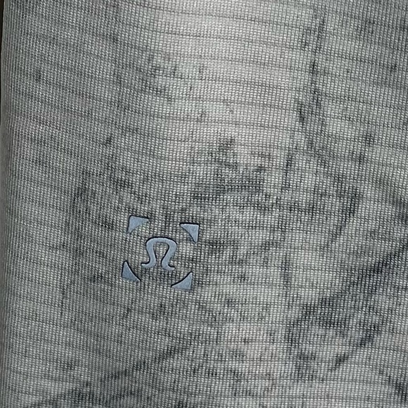 Medium Lululemon Gray on Gray Design SS Shirt - Picture 2 of 3